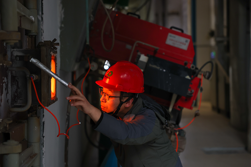 2026年1月14日,工作人员在杭州临江环境能源有限公司内工作。新华社记者 江汉 摄