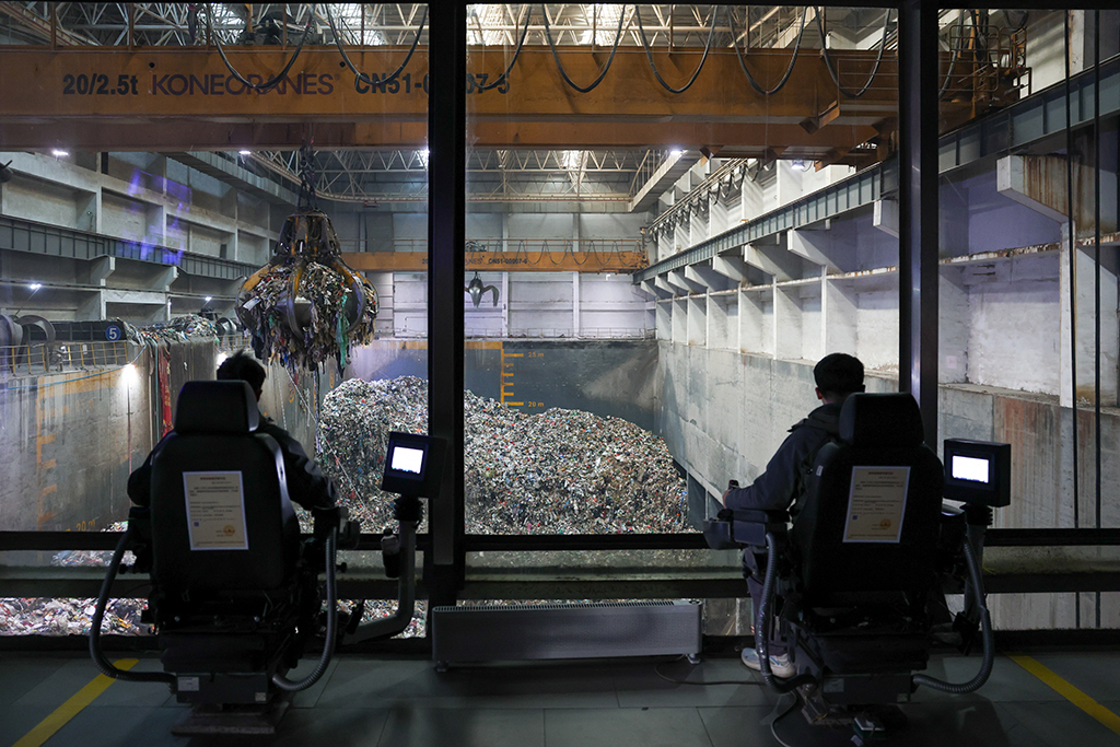 2026年1月14日,工作人员在杭州临江环境能源有限公司内工作。新华社记者 江汉 摄