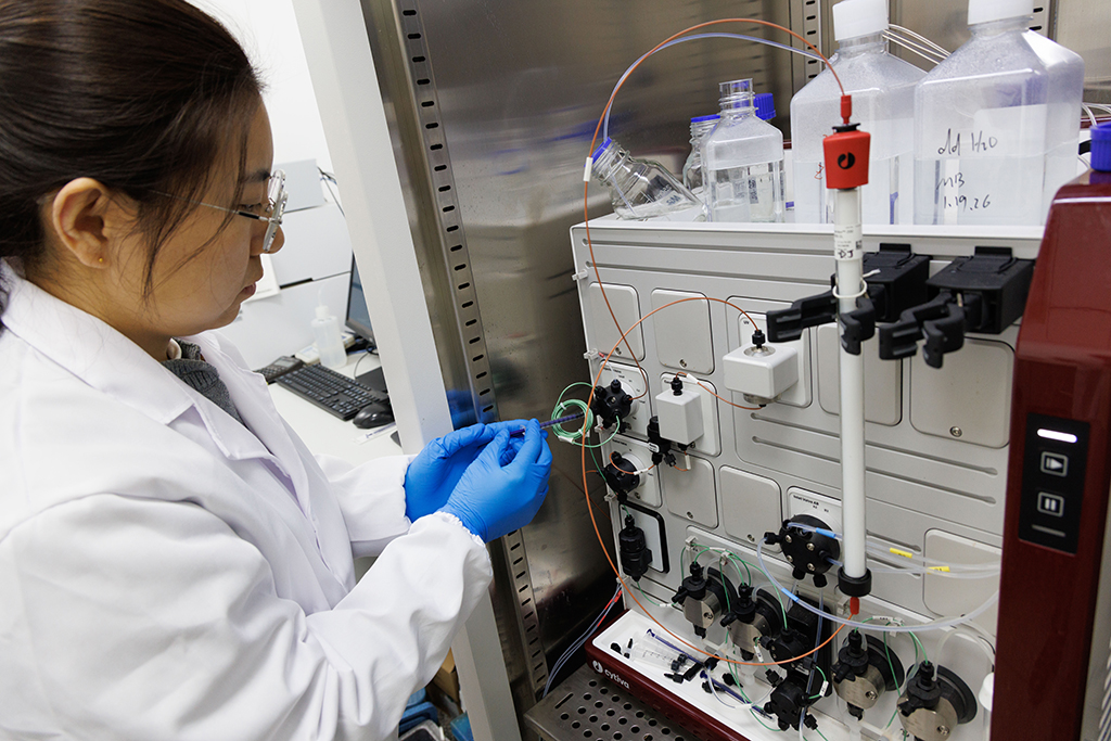 1月21日，在中国科学院物理研究所软物质实验室，第一作者王柯博士在将蛋白质样品注入AKTA蛋白纯化仪。