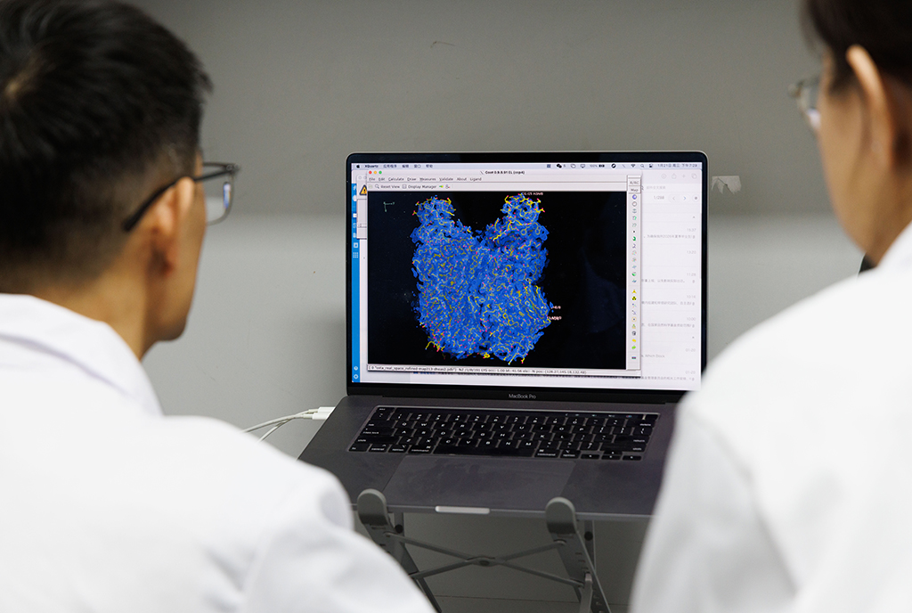 1月21日，在中国科学院物理研究所软物质实验室，姜道华研究员（左）和第一作者王柯博士在分析讨论实验结果。