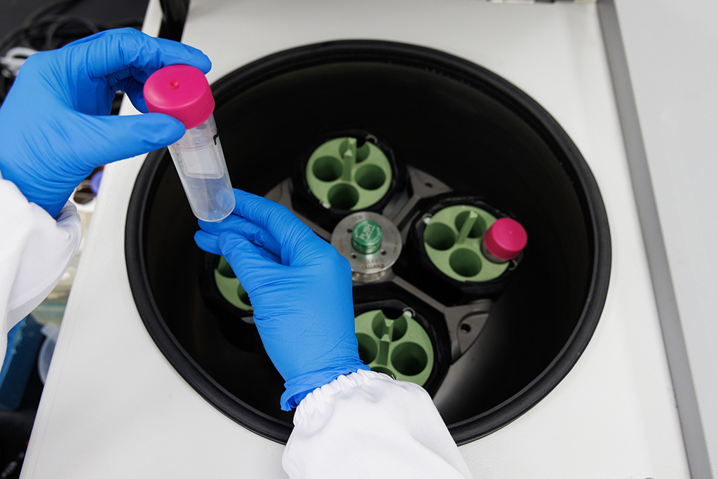 1月21日，在中国科学院物理研究所软物质实验室，第一作者王柯博士在浓缩蛋白质样品。