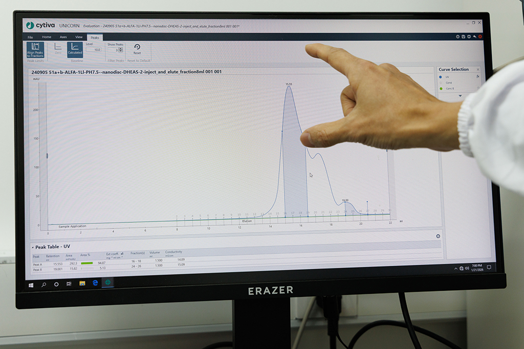 1月21日，在中国科学院物理研究所软物质实验室，姜道华研究员在分析蛋白质的纯化结果。