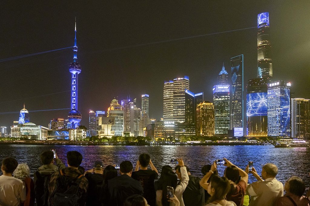 人们在上海外滩拍摄对岸陆家嘴庆祝浦东开发开放35周年光影秀（2025年4月17日摄）。新华社记者 王翔 摄