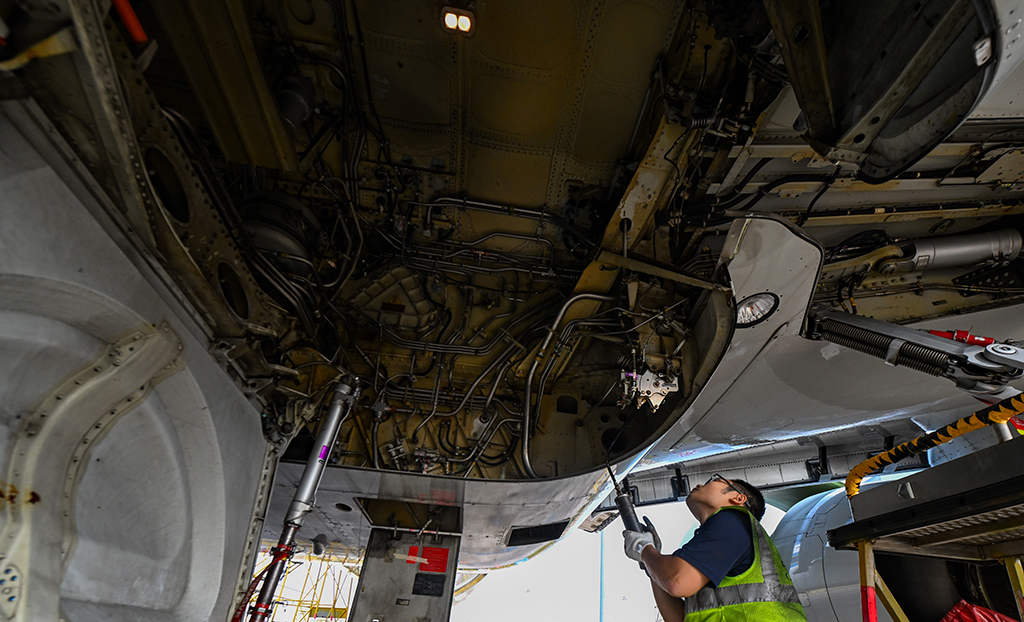 1月29日，海口美兰国际机场停机坪上，南航工程技术分公司机务工程师在对飞机进行深度检查。