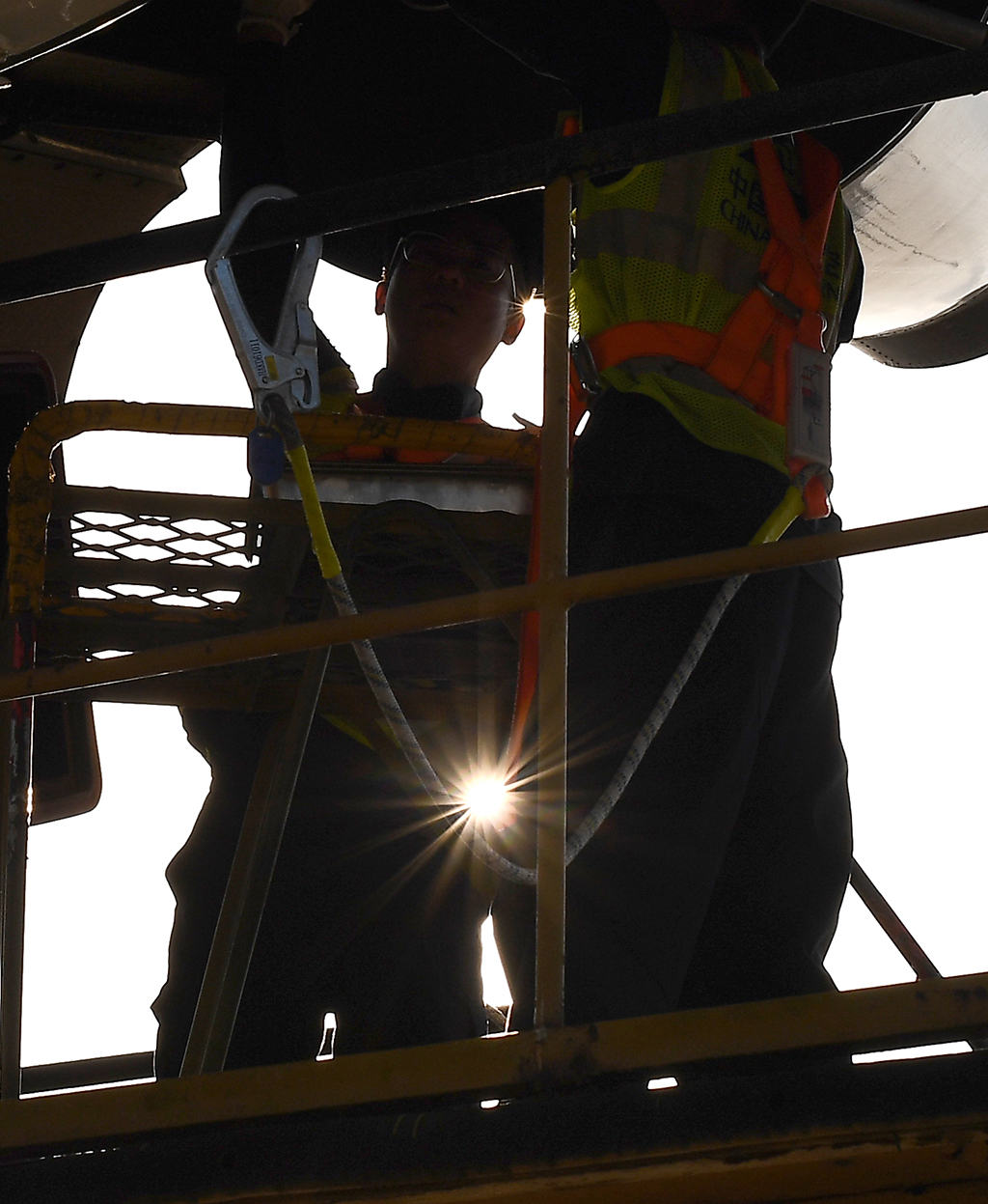 1月29日,海口美兰国际机场停机坪上,南航工程技术分公司机务工程师在对飞机进行深度检查。