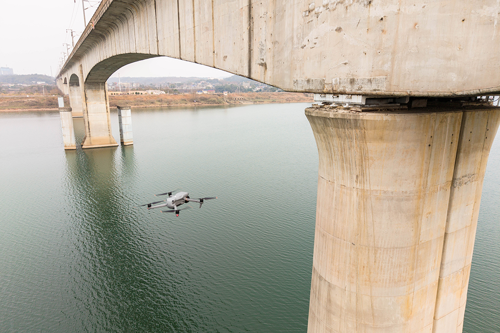 1月29日，在沪昆高铁湘江特大桥，一台无人机在检测铁路桥墩上部结构外观（无人机照片）。