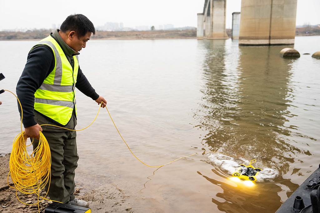1月29日，在沪昆高铁湘江特大桥下，铁路工人操作水下机器人检测河床情况。