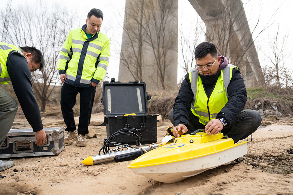 1月29日，在沪昆高铁湘江特大桥下，铁路工人组装无人测量船准备检测河床情况。