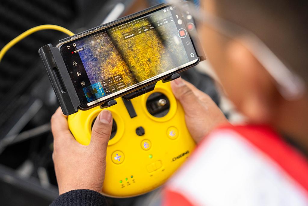 1月29日，在沪昆高铁湘江特大桥下，铁路工人操作水下机器人检测河床情况。