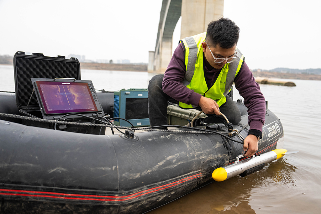 1月29日，在沪昆高铁湘江特大桥下，铁路工人在汽艇上安装声呐检测系统准备进行水下墩身成像作业。