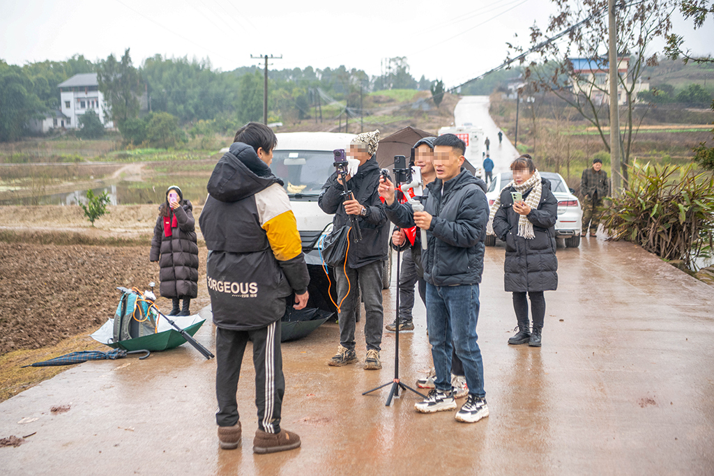 1月20日，在重庆市合川区云门街道庆福村，主播聚集在合川女孩“呆呆”家门口进行直播。新华社记者 唐奕 摄