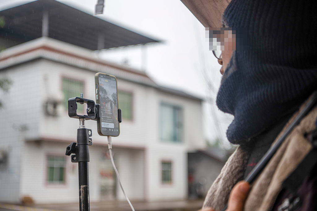 1月20日，在重庆市合川区云门街道庆福村，主播在合川女孩“呆呆”家门口进行直播。新华社记者 唐奕 摄