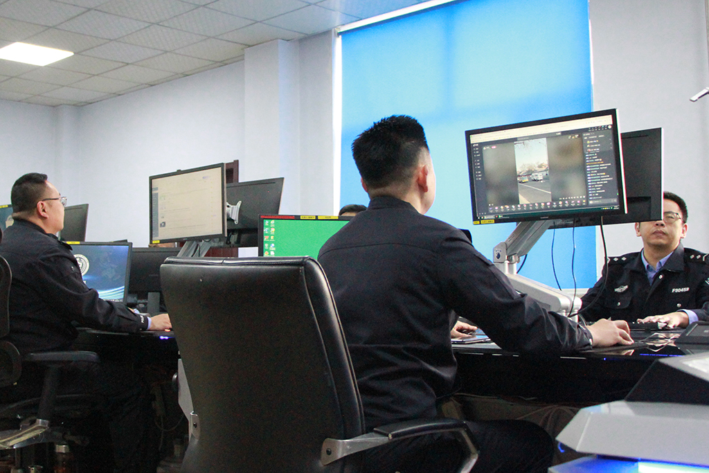 1月26日，盘锦市公安局网安支队民警对互联网平台开展实时巡查。新华社发（盘锦市公安局网安支队供图）