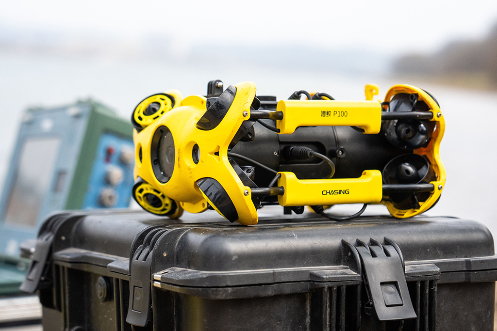 这是1月29日在沪昆高铁湘江特大桥下拍摄的一台水下机器人。