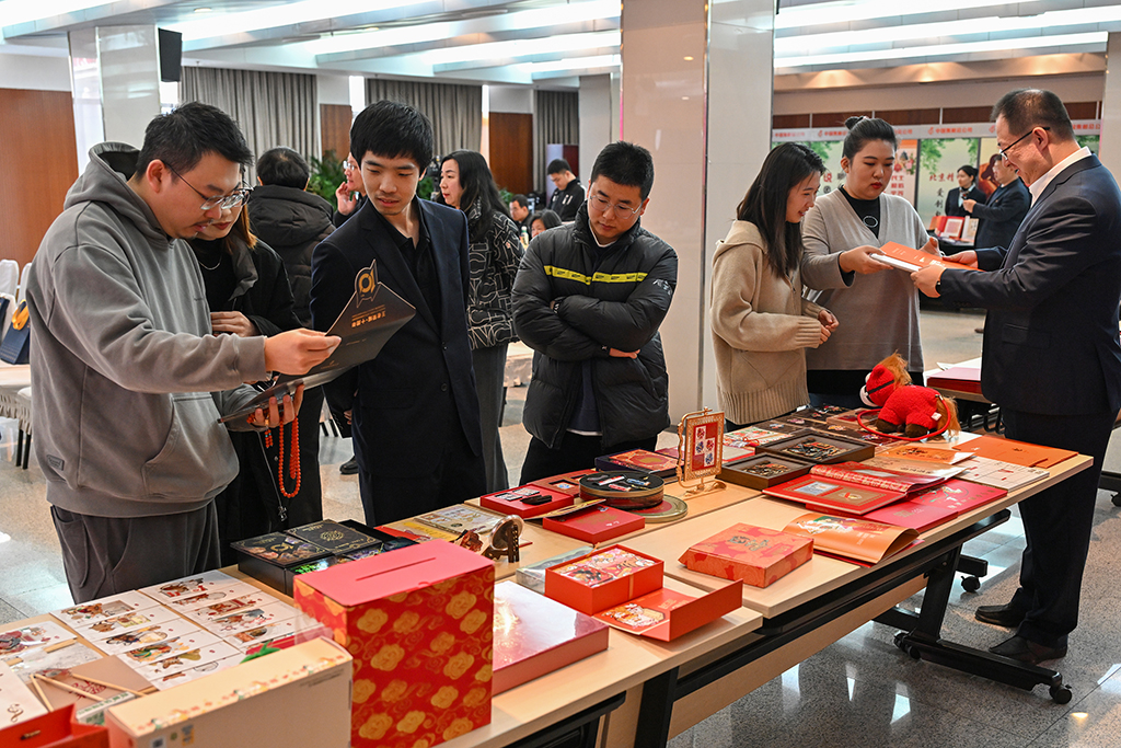 1月29日，活动参与者在现场了解生肖文化年节礼品。