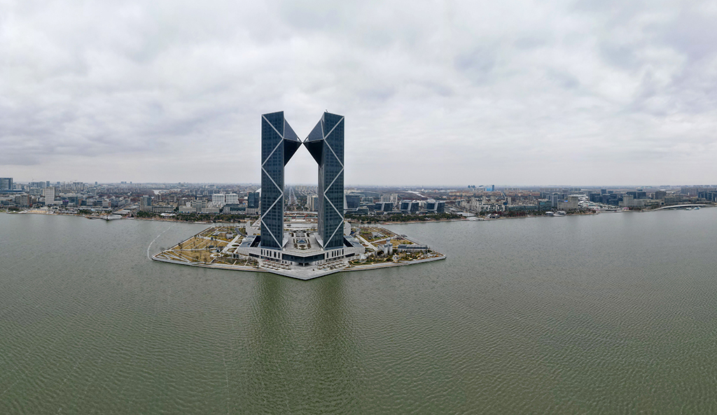 1月29日拍摄的位于滴水湖畔的临港西岛中银金融中心双子塔楼（无人机全景照片）。