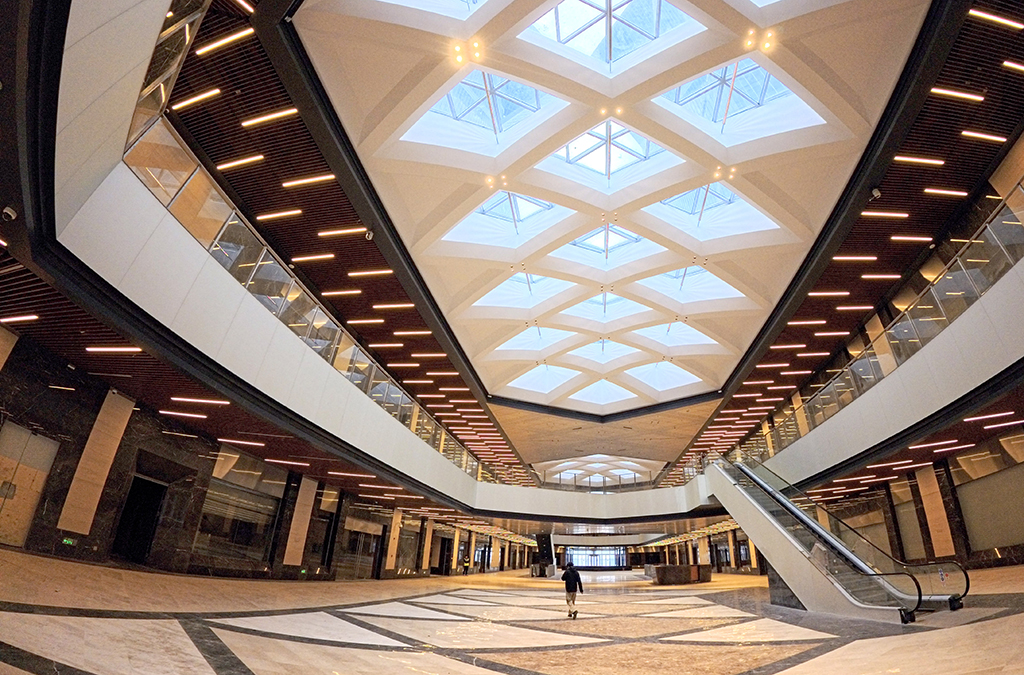 1月29日拍摄的中银金融中心裙楼中庭大堂内景。