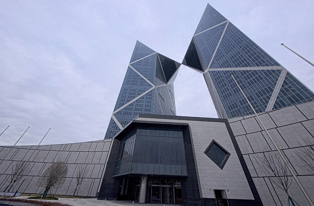 1月29日拍摄的位于滴水湖畔的临港西岛中银金融中心双子塔楼。