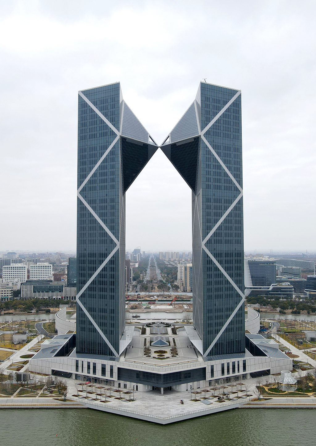 1月29日拍摄的位于滴水湖畔的临港西岛中银金融中心双子塔楼（无人机照片）。