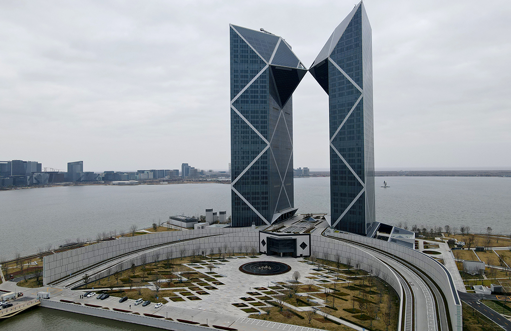 1月29日拍摄的位于滴水湖畔的临港西岛中银金融中心双子塔楼（无人机照片）。