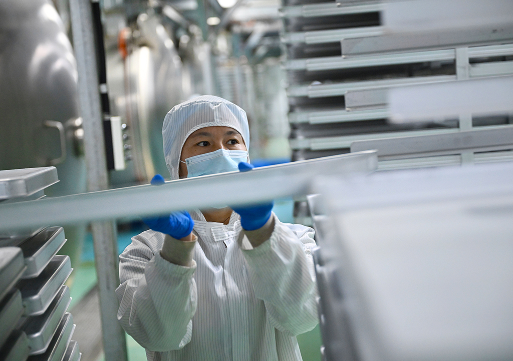 1月27日，在河南濮阳县的中国（濮阳）埃塞咖啡产业示范园冻干车间，工作人员在忙碌。