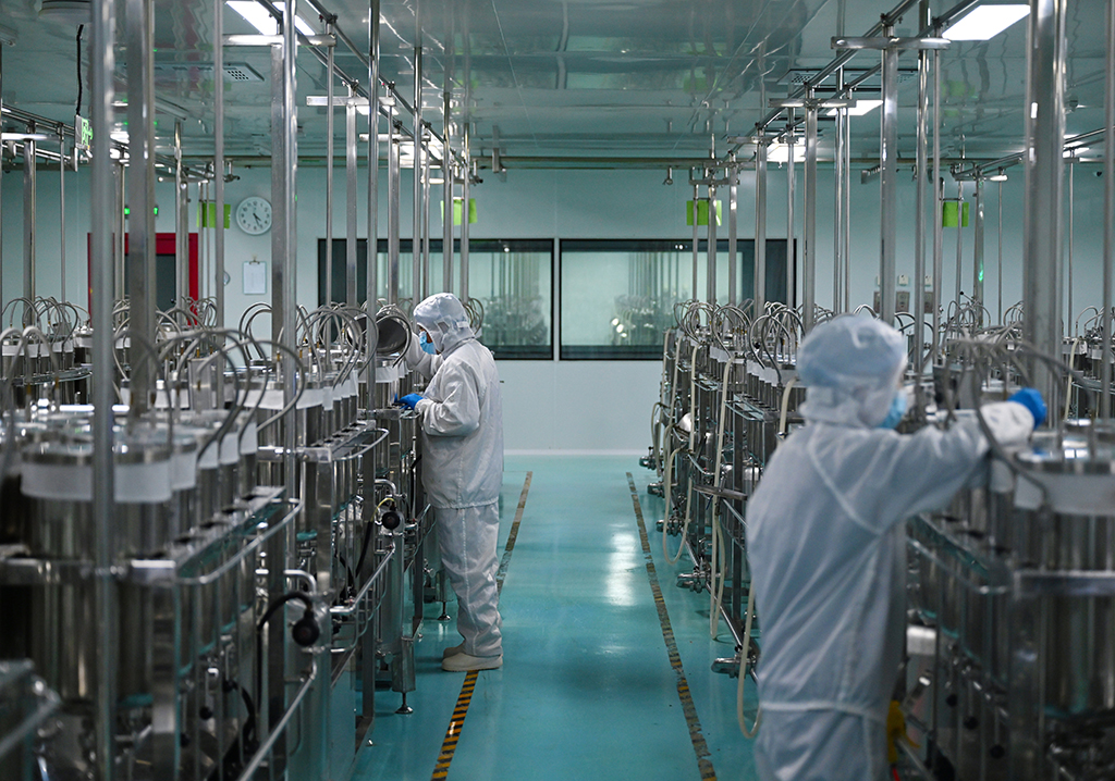 1月27日，在河南濮阳县的中国（濮阳）埃塞咖啡产业示范园冷萃车间，工作人员在查看咖啡冷萃程度。