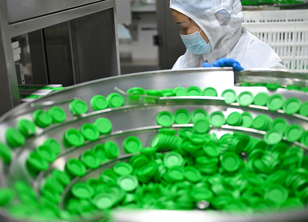 1月27日，在河南濮阳县的中国（濮阳）埃塞咖啡产业示范园灌装车间，工作人员在忙碌。