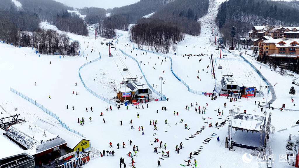 冬季，吉林大地银装素裹，各大滑雪场游人如织，滑雪爱好者纷纷踏上雪道，畅享冰雪运动的乐趣。人民网记者 王海跃摄