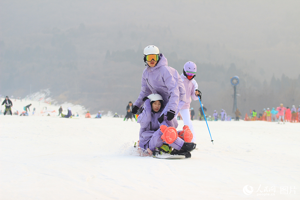 2026年1月24日，滑雪爱好者在山东济南卧虎山滑雪场畅享冰雪乐趣。随着滑雪季到来，众多雪友与“滑雪搭子”齐聚雪道，在滑行、走刃与旋转中释放激情，体验冰雪运动的自由与快乐。人民网记者 刘祺摄