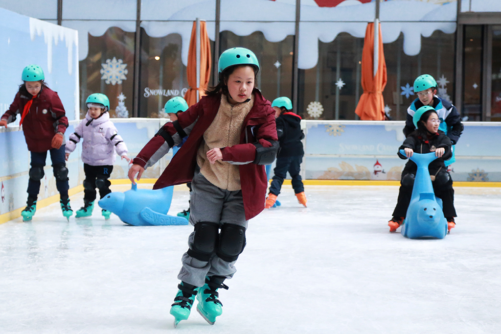 2026年1月23日，在上海陆家嘴中心商场下沉广场的乐滑之梦冰乐园内，小朋友在冰面上尽情玩耍。据上海乐滑之梦冰乐园工作人员介绍，入冬以来，冰场消费迎来旺季，除了小朋友喜欢滑冰以外，成年人体验课同样需求旺盛，95后来体验滑冰的消费者大概占比三成。人民网记者 龚莎摄