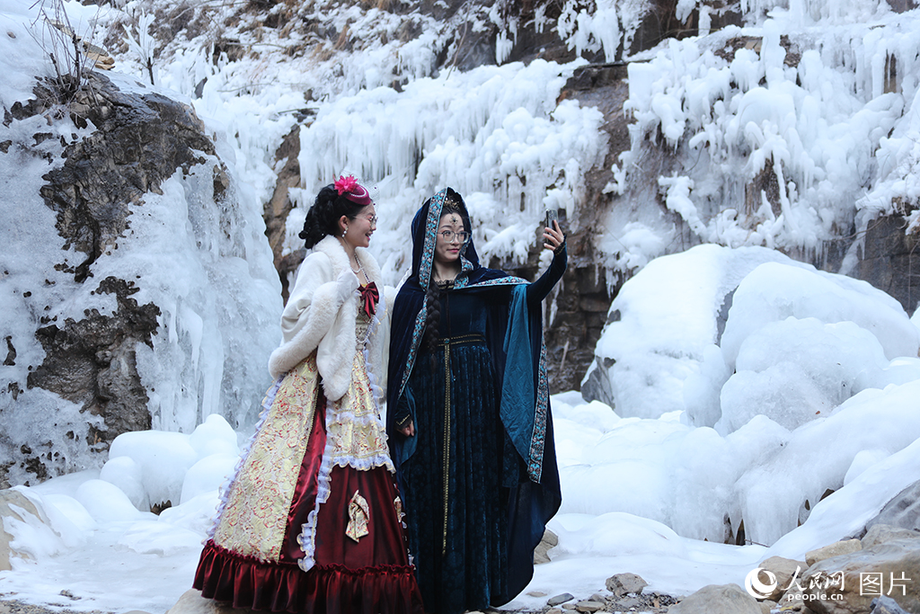 2026年1月22日，在河南焦作云台山景区，冰瀑景观吸引游客前来观赏留影，宛如步入童话世界。人民网记者 霍亚平摄