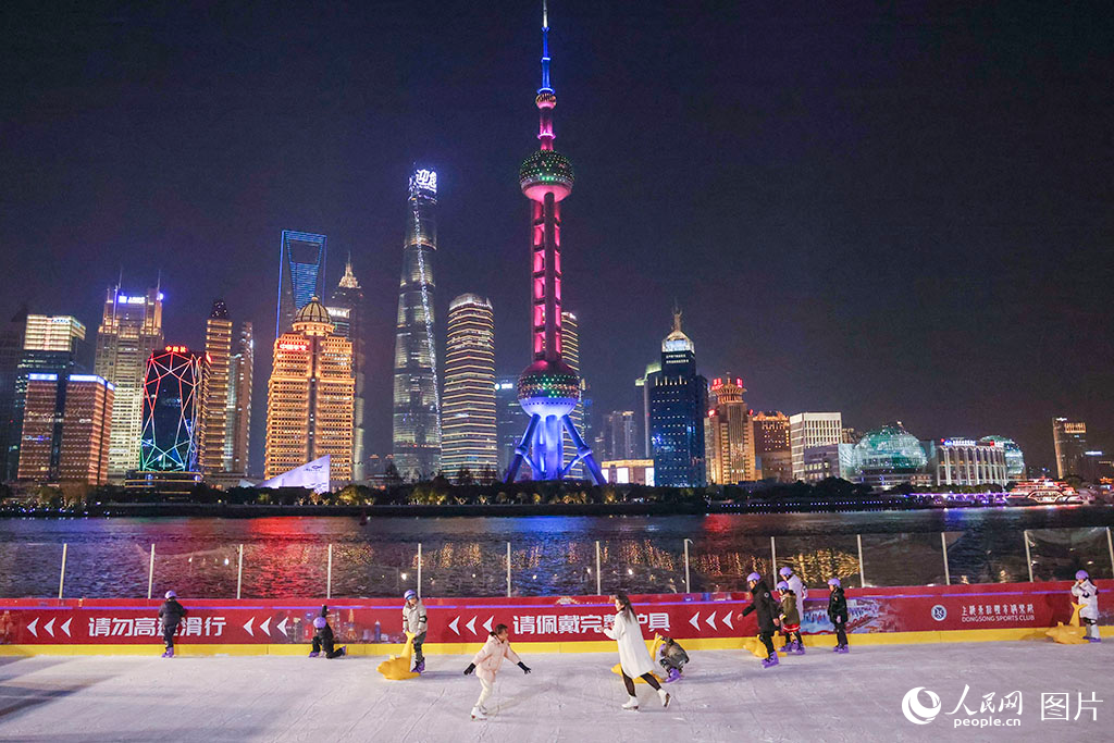 2026年1月3日，上海“2026北外滩江畔冰雪季”活动现场，市民体验滑冰。人民网记者 王初摄