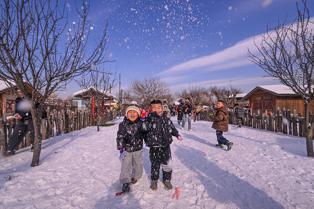 2026年元旦期间，雄安郊野辛玛冰雪王国迎来了超7万名来自京津冀及全国各地的游客，“极速雪圈”“雪地摩托”等项目让冰雪不再是寒冷的符号，而成为雄安这座未来之城温暖“烟火气”的生动注脚。人民网记者 宋烨文摄