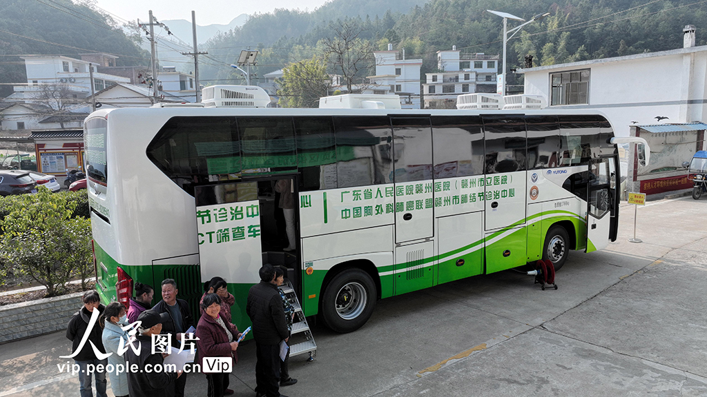 江西赣州：移动CT筛查车进乡村【2】