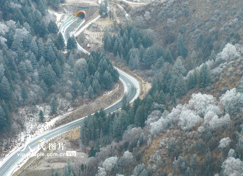 甘肃宕昌：公路蜿蜒画“水墨” 【3】