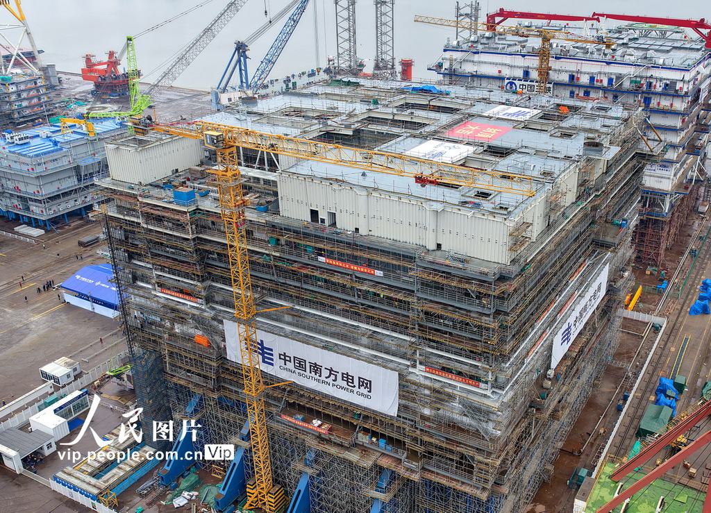 江苏南通：海陆一体海上风电柔直输电工程海上换流站封顶【2】