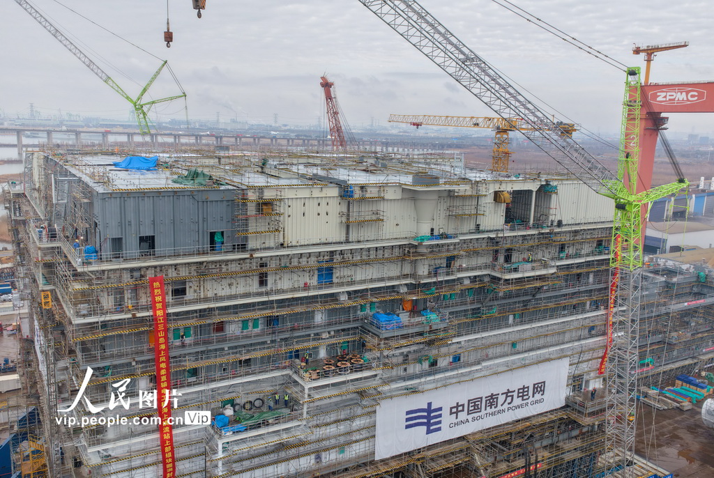 江苏南通：海陆一体海上风电柔直输电工程海上换流站封顶【3】