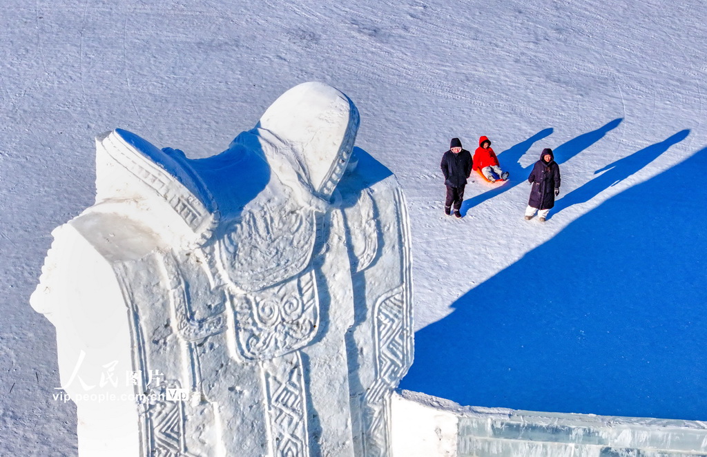内蒙古锡林郭勒：马文化主题冰雪雕塑引游客【2】
