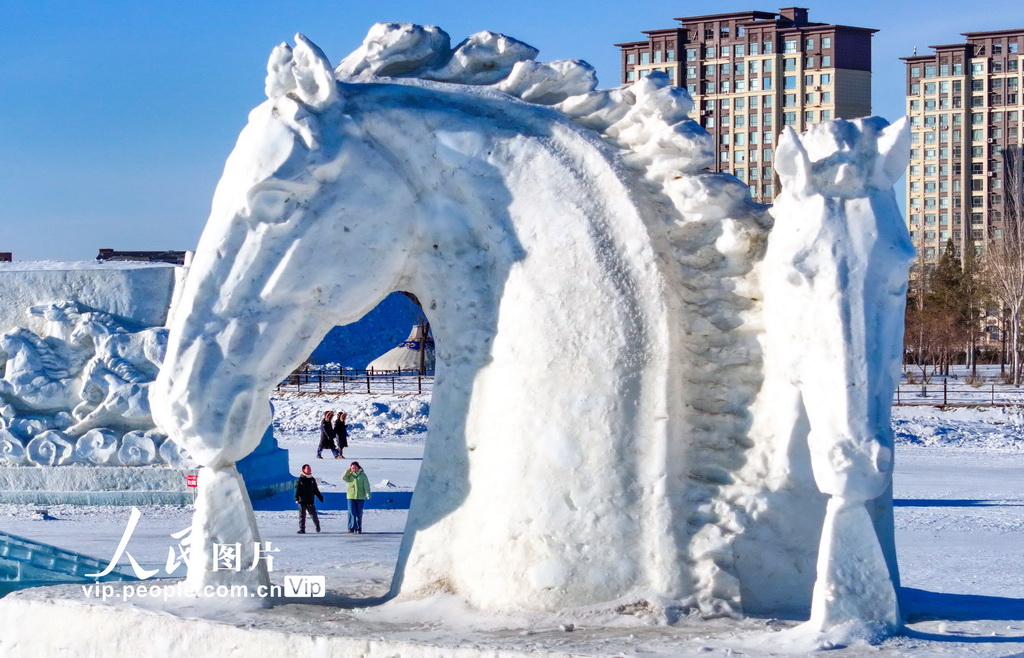 内蒙古锡林郭勒：马文化主题冰雪雕塑引游客【3】