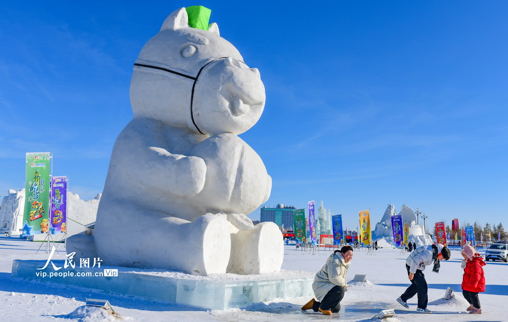 内蒙古锡林郭勒：马文化主题冰雪雕塑引游客【5】