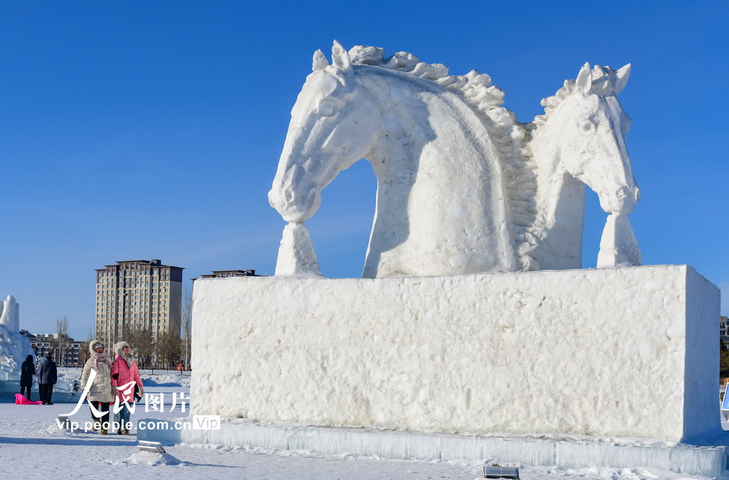 内蒙古锡林郭勒：马文化主题冰雪雕塑引游客【8】