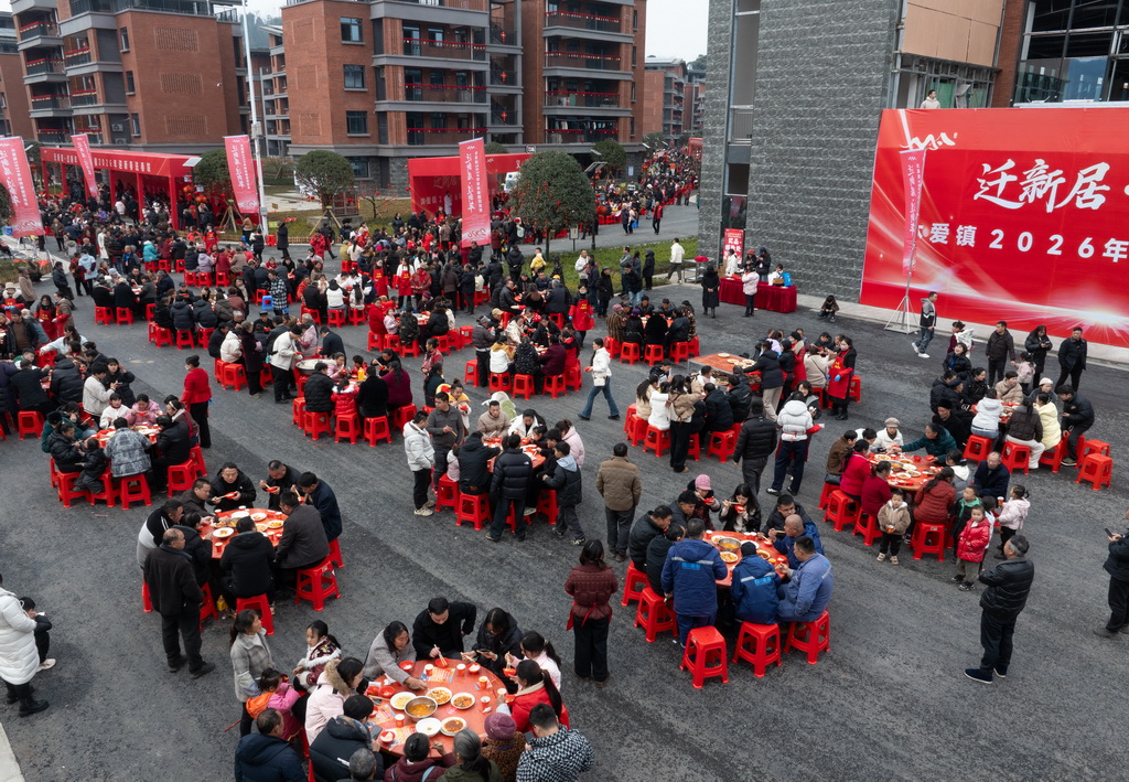 1月31日，在四川省宜宾市筠连县沐爱镇金坪村搬迁安置区，受灾群众举办百家宴迎接新年（无人机照片）。