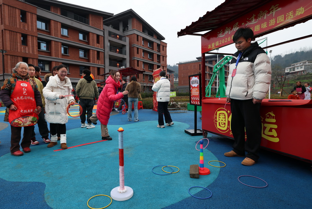 1月31日，在四川省宜宾市筠连县沐爱镇金坪村搬迁安置区，受灾群众在新居前玩游戏。