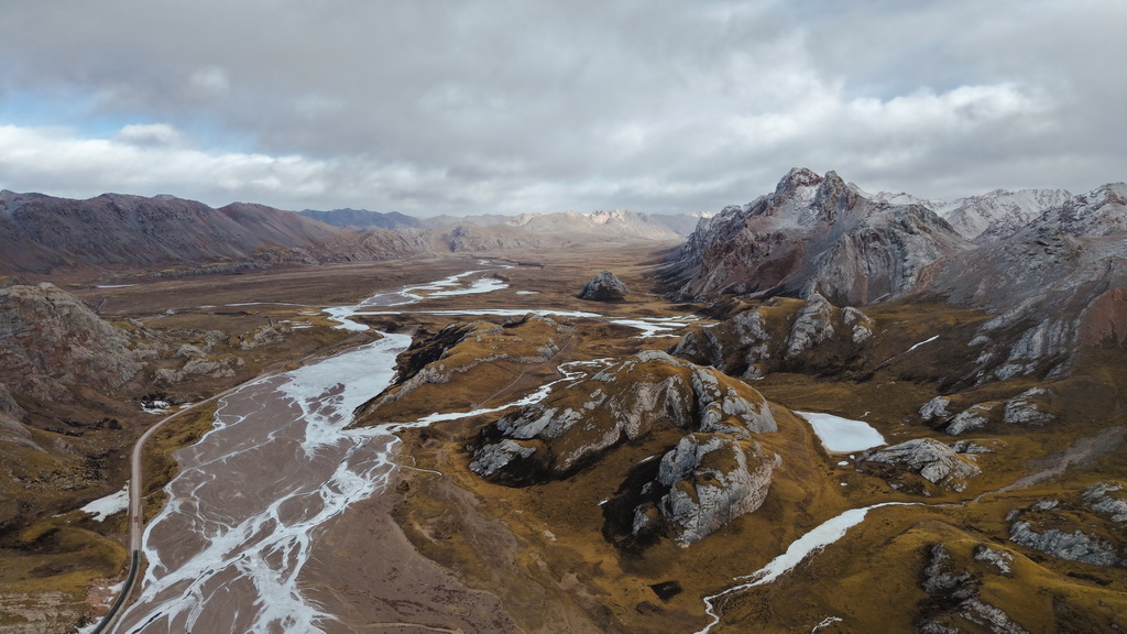 这是1月30日在青海省玉树藏族自治州杂多县境内拍摄的冬景风光(无人机照片)。
