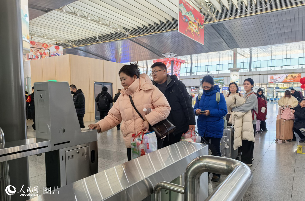 2026年春运首日，天津站内，旅客检票乘车。人民网记者 陶建摄