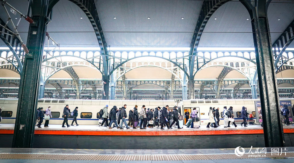 2月2日，哈尔滨火车站开启春运模式。人民网记者 苏靖刚摄