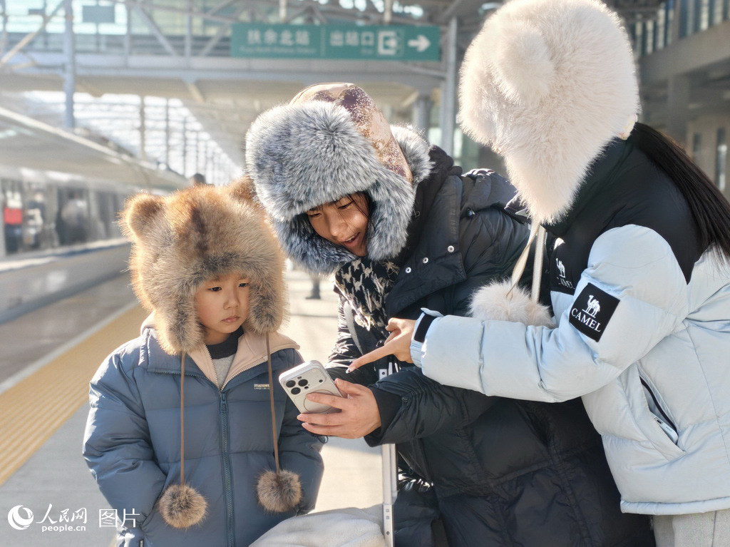 2月2日春运首日，中国铁路沈阳局集团有限公司长春车务段扶余北站，出行小旅客满心欢喜迎接即将开启的旅程。人民网记者 王海跃摄