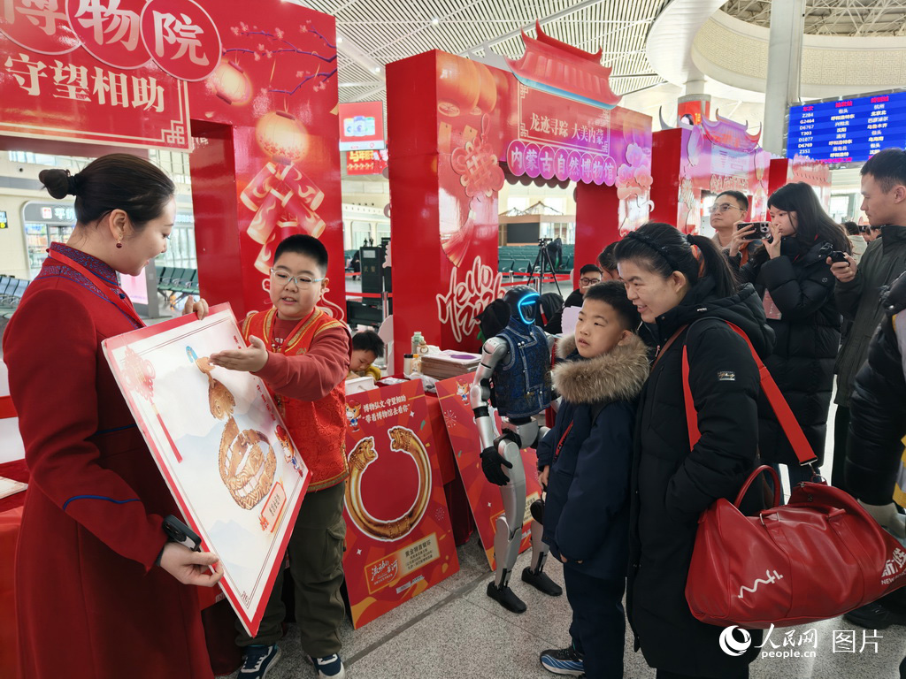 2月2日，内蒙古博物院小小讲解员在呼和浩特东站向旅客讲述文物的故事，为旅客带来一场奇妙的博物馆之旅。人民网记者 赵梦月摄