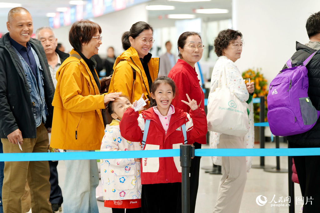 2月2日，在海口新海港市民游客正在有序登船。人民网记者 符武平摄