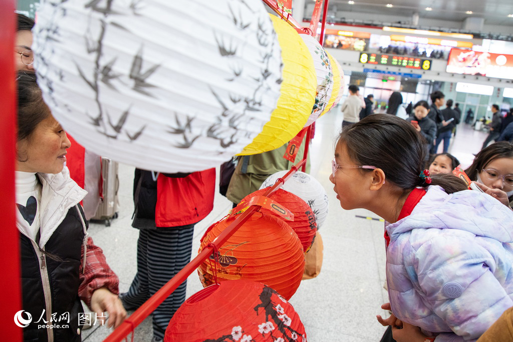 2月2日，春运首日，福建福州火车站候车大厅精心布置了猜灯谜活动，为旅客的旅途增添节日氛围。 人民网记者 焦艳摄